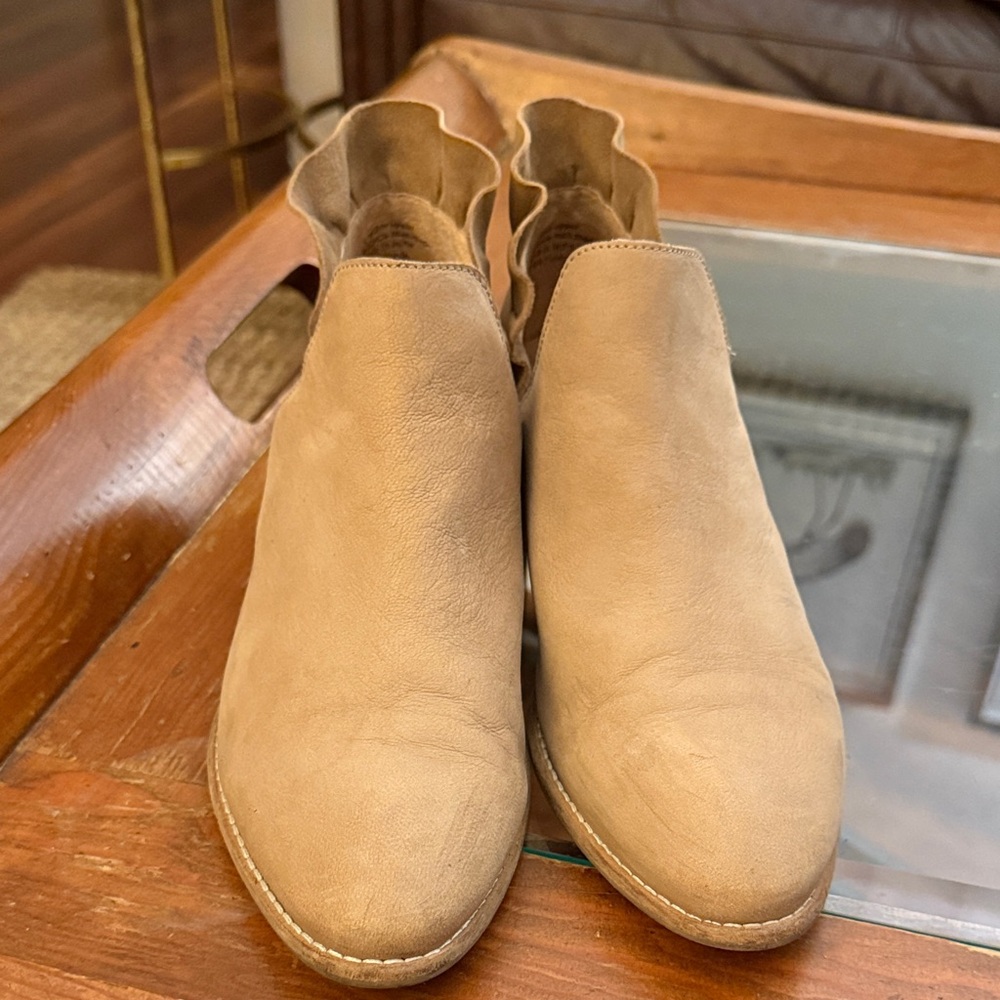 Seychelles Ruffle Tan Ankle Booties - Picture 2 of 9